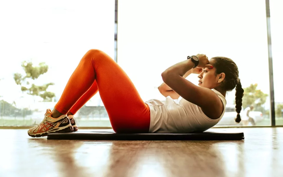 woman doing crunches